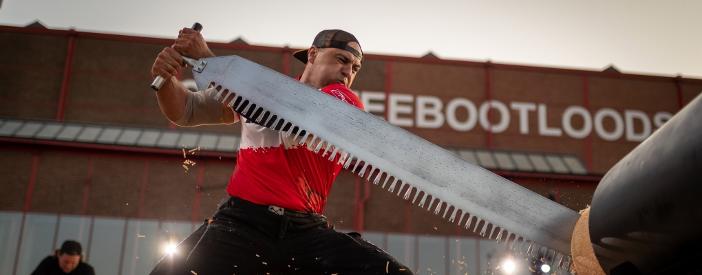 STIHL Timbersports man with single buck.