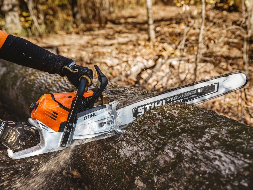 Chainsaw STIHL MS 500i in action