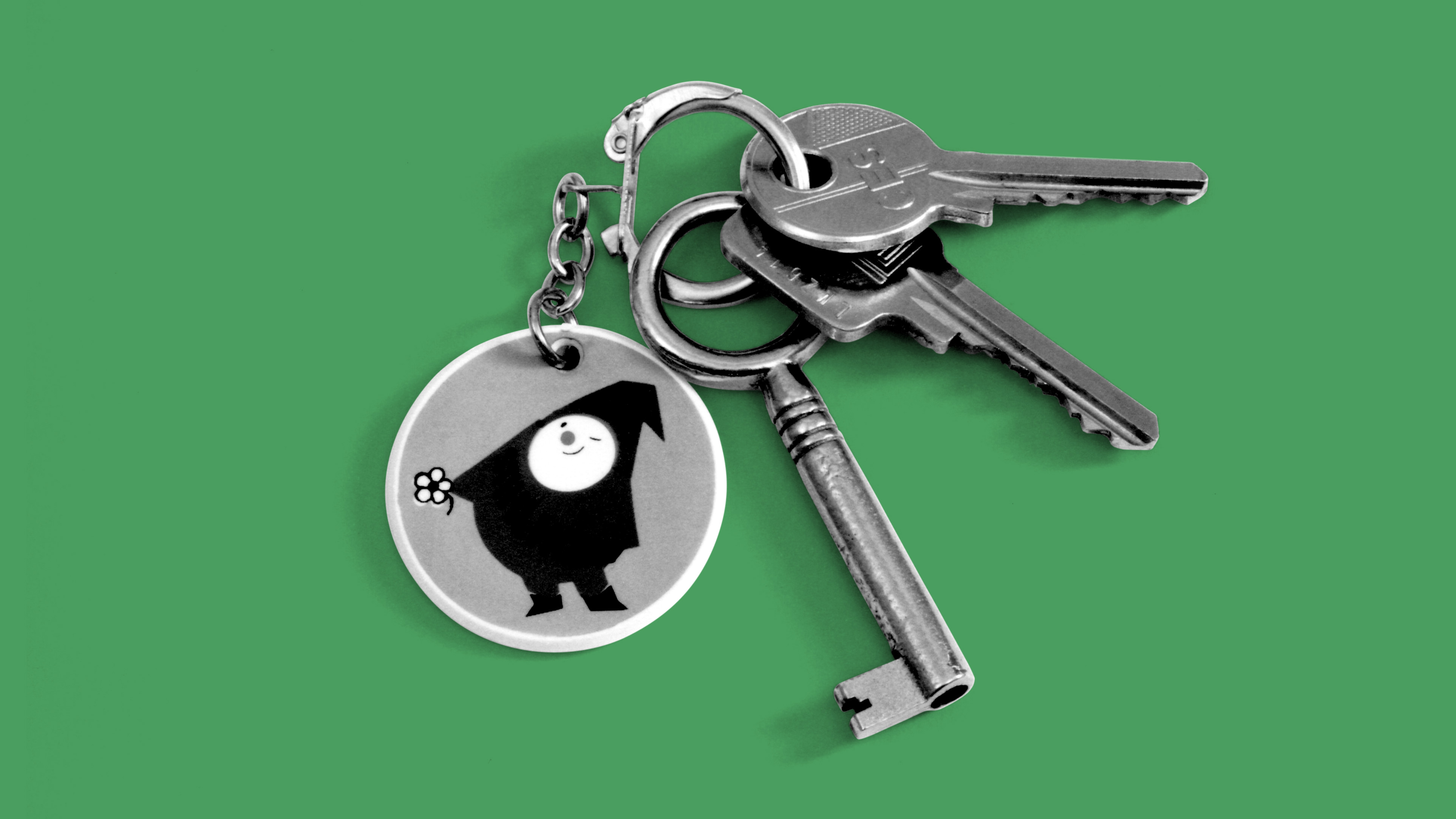 Keyring with the STIHL hobby gnome illustration; black and white photo.