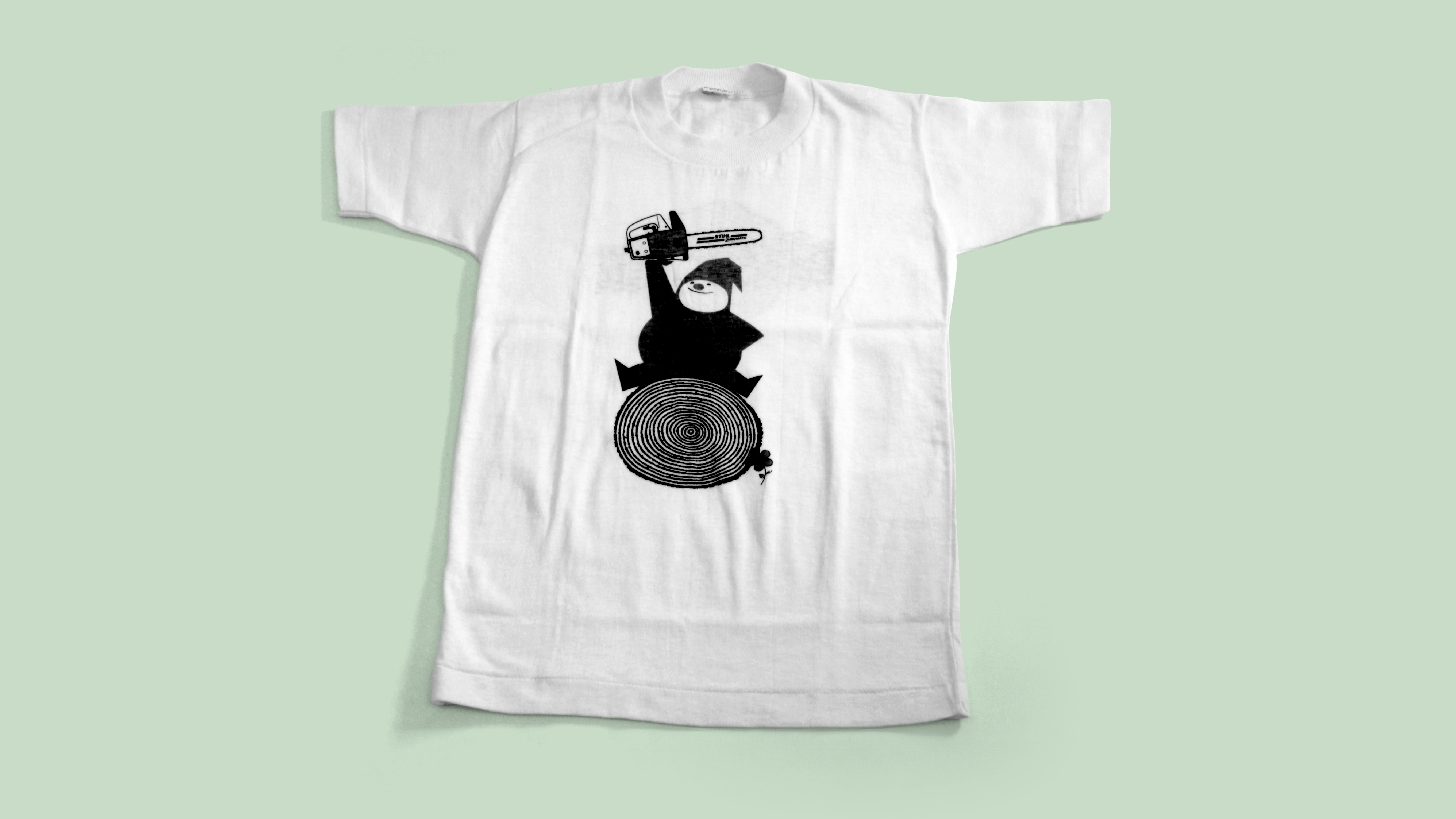 T-shirt with the STIHL hobby gnome illustration; black and white photo.