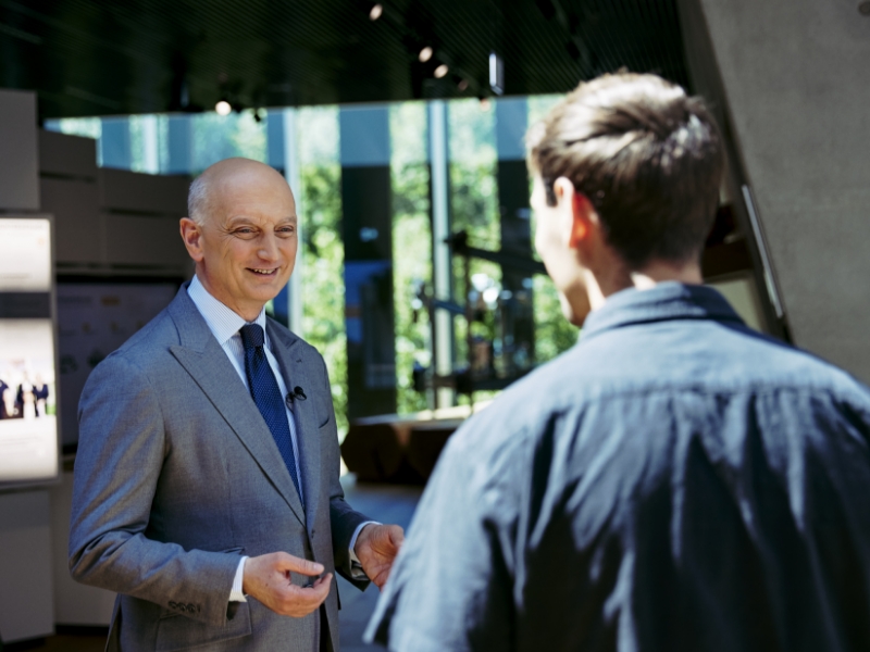 Dr. Nikolas Stihl and Tamino Soubawi in conversation.