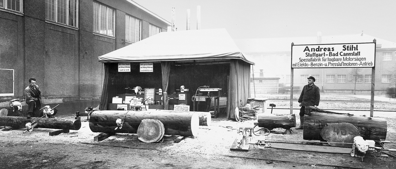 The 1936 STIHL trade fair stand; black and white photo.