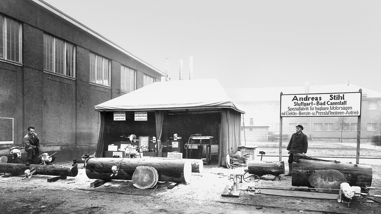 The 1936 STIHL trade fair stand; black and white photo.