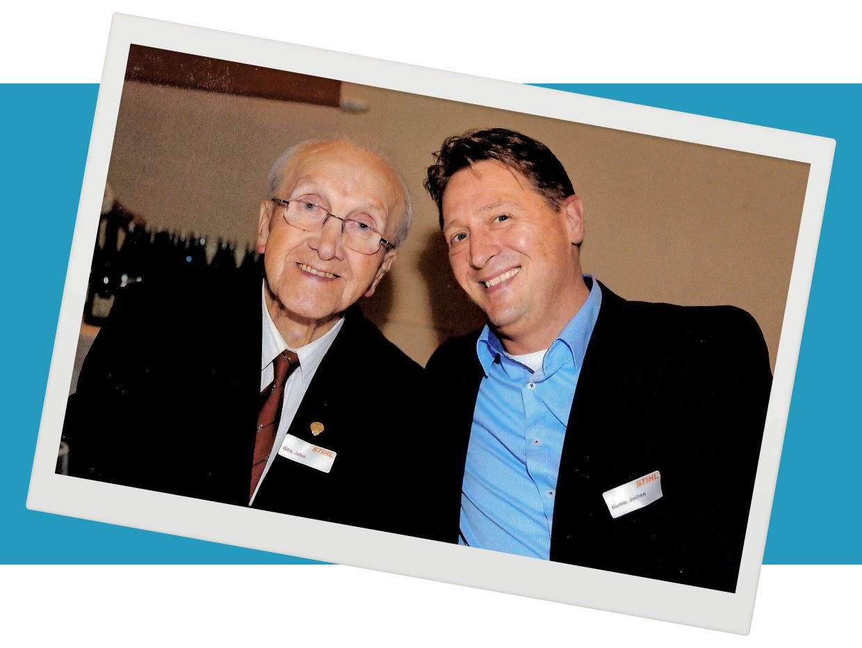 Julius W&ouml;rz and his grandson Jochen B&uuml;rkle smile into the camera.