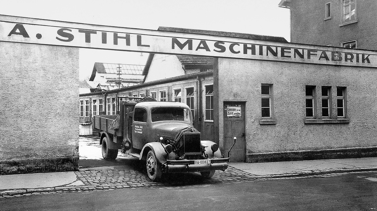Entrance to the STIHL factory site in Bad Cannstatt; black and white photo.