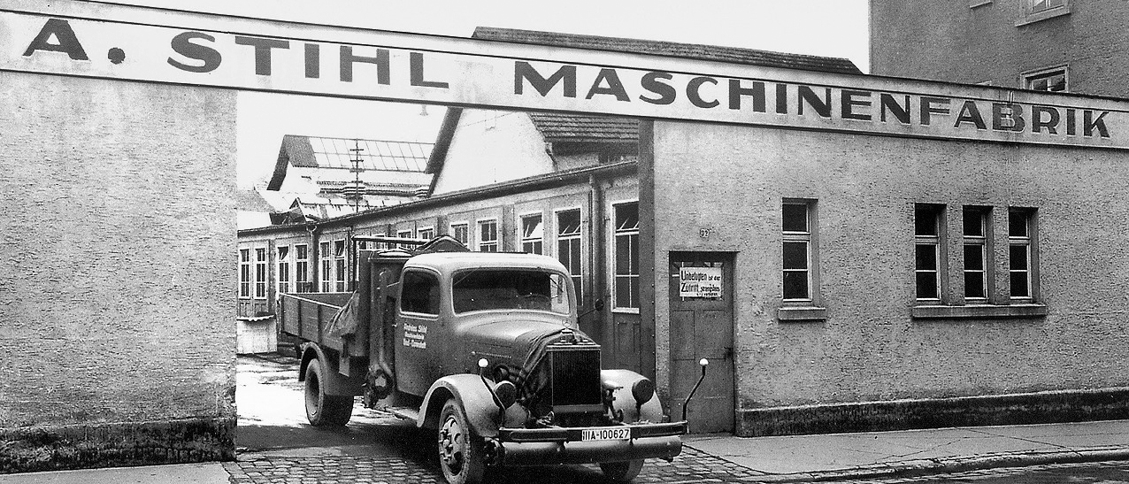 Entrance to the STIHL factory site in Bad Cannstatt; black and white photo.