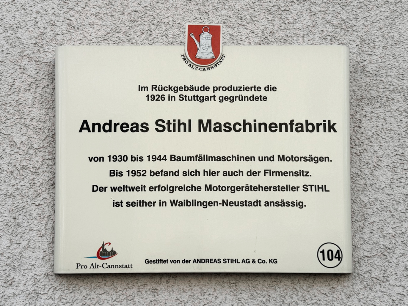 Commemorative plaque at the current building at 65 Hallstra&szlig;e.
