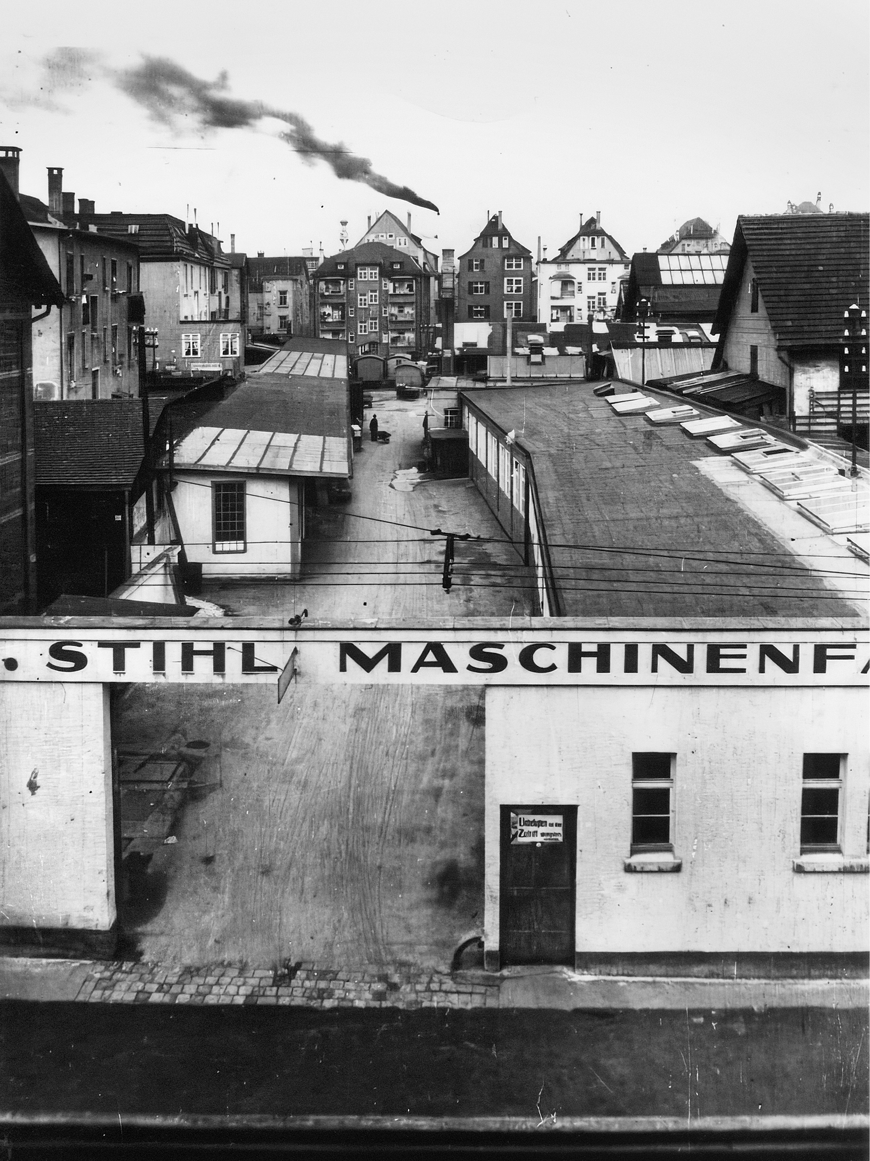 An early view of the factory site at 65 Hallstra&szlig;e; black and white photo.